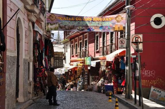 A famosa e movimentada Calle de las Brujas, em La Paz, capital da Bolívia